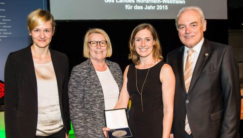Moana Delle von Ministerin Christina Kampmann mit Sportplakette des Landes NRW geehrt