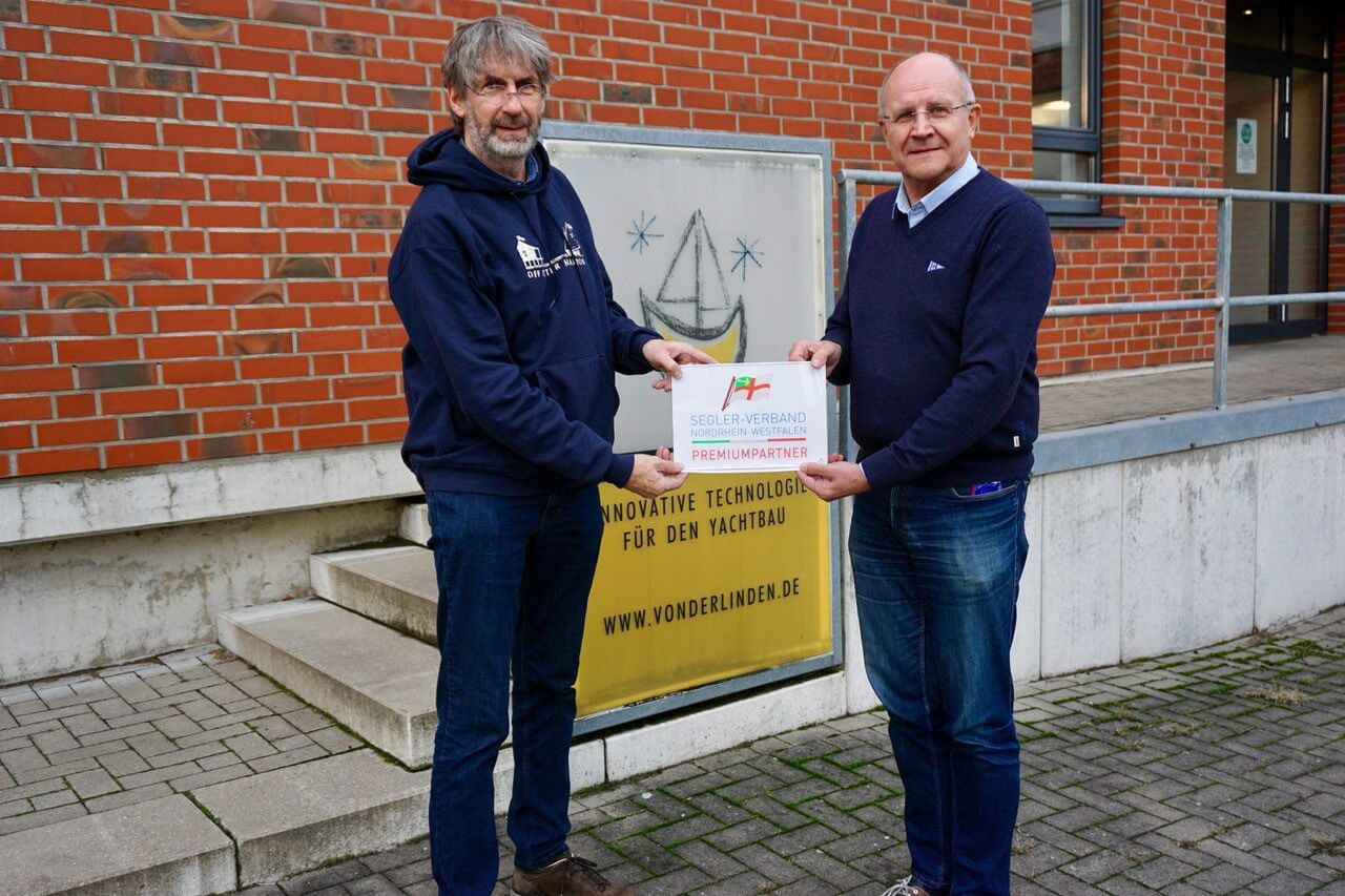 Übergabe des Sponsoringschildes "Premium Partner" vom Vorsitzenden des SVNRW Christoph Zander (r) an den Geschäftsführer Helge von der Linden.