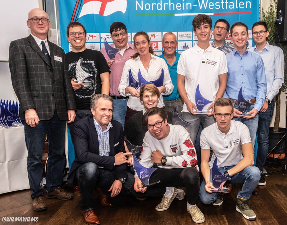 SVNRW Landesmeisterschaft: Pokalübergabe mit Uli Haase (li) Marc Rosendahl (Sun Charter, u.li.) SVNRW Landesmeisterschaft: Pokalübergabe mit Uli Haase (li) Marc Rosendahl (Sun Charter, u.li.)