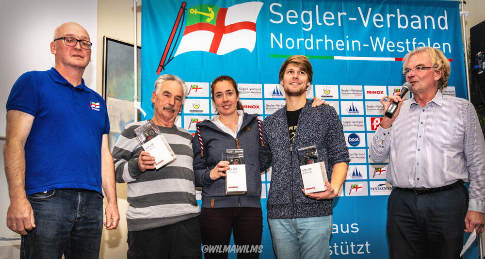Meister der Landesmeister NRW 2018 Platz 2: Imke Brockerhoff und Mathias Weidenbach (470er) mit Hobie 14 Segler Klaus Zuchel. Meister der Landesmeister NRW 2018 Platz 2: Imke Brockerhoff und Mathias Weidenbach (470er) mit Hobie 14 Segler Klaus Zuchel.