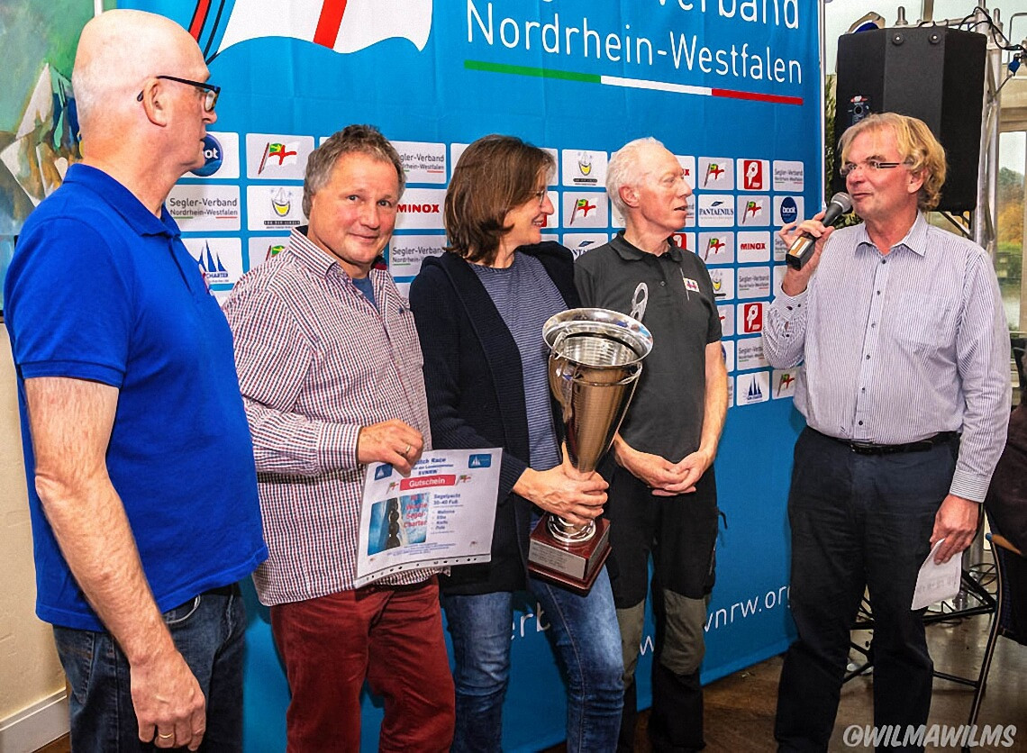 Meister der Landesmeister NRW 2018 Platz 1: Jörg und Biggi Meier mit Ernst Barbeck, Landesmeister Folkeboot