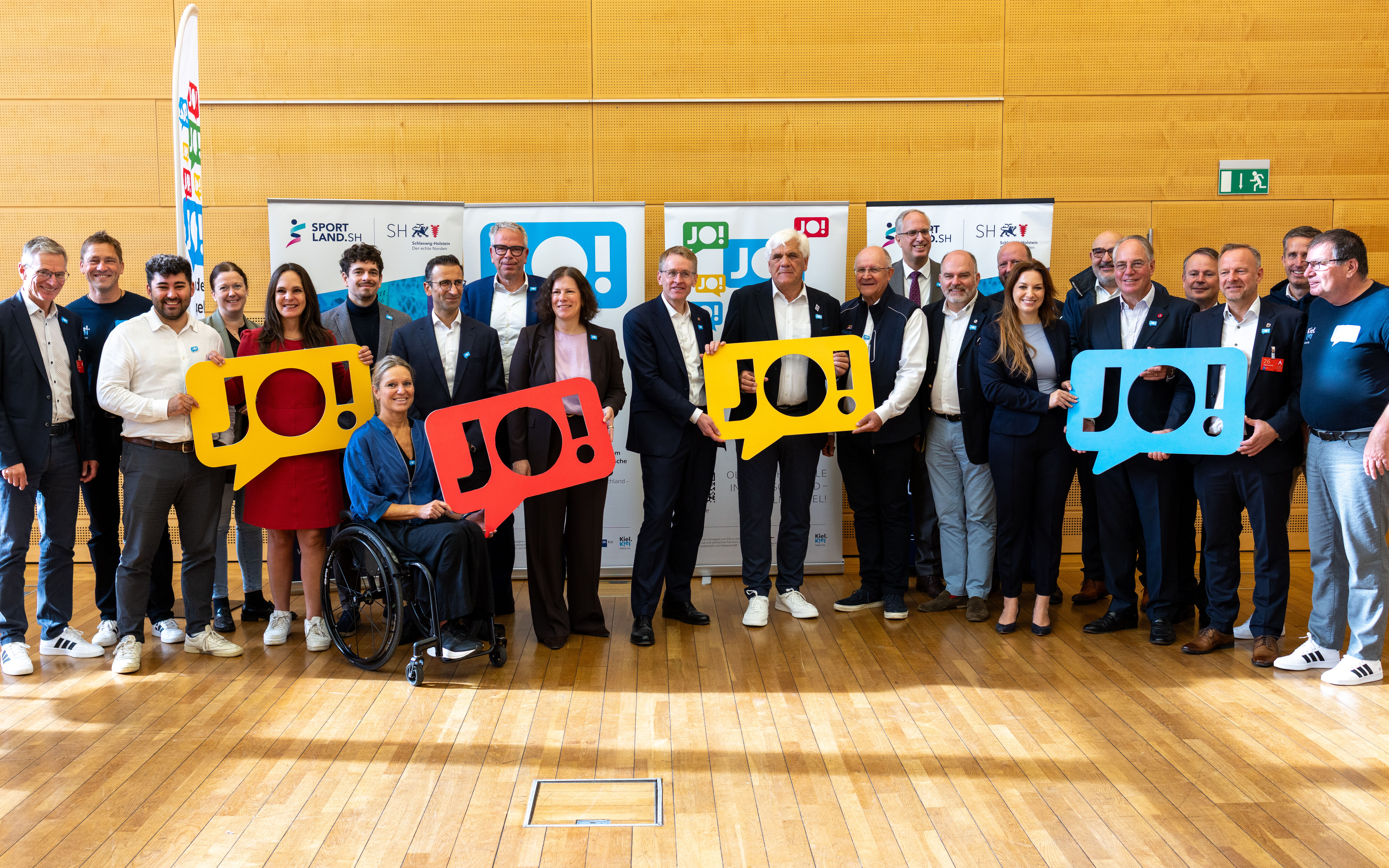Gruppenbild aus dem Landtag Schleswig Holstein nach der Pressekonferenz Ja zum olympischen Segelstandort Kiel Schilksee. (Foto: Jonas Makoschey).
