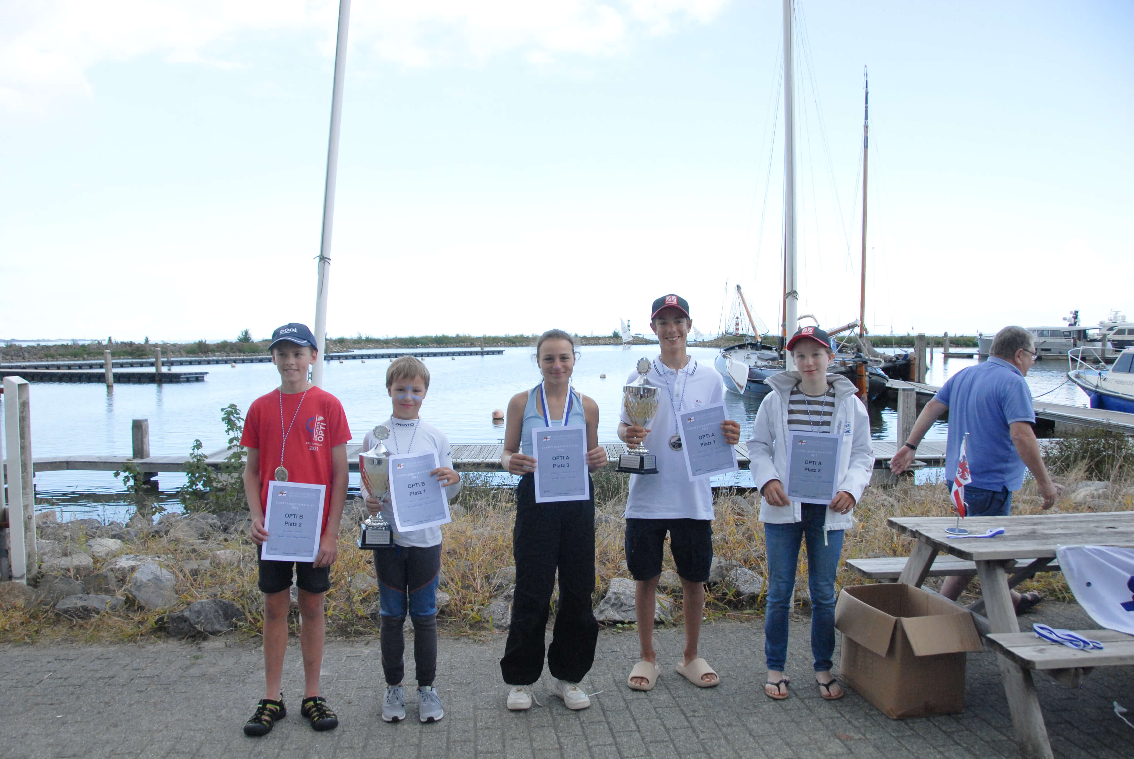 Die Preisträger der Landesjugendmeisterschaft der Optimist-Klasse. Links Opti-B, rechts Opti-A.