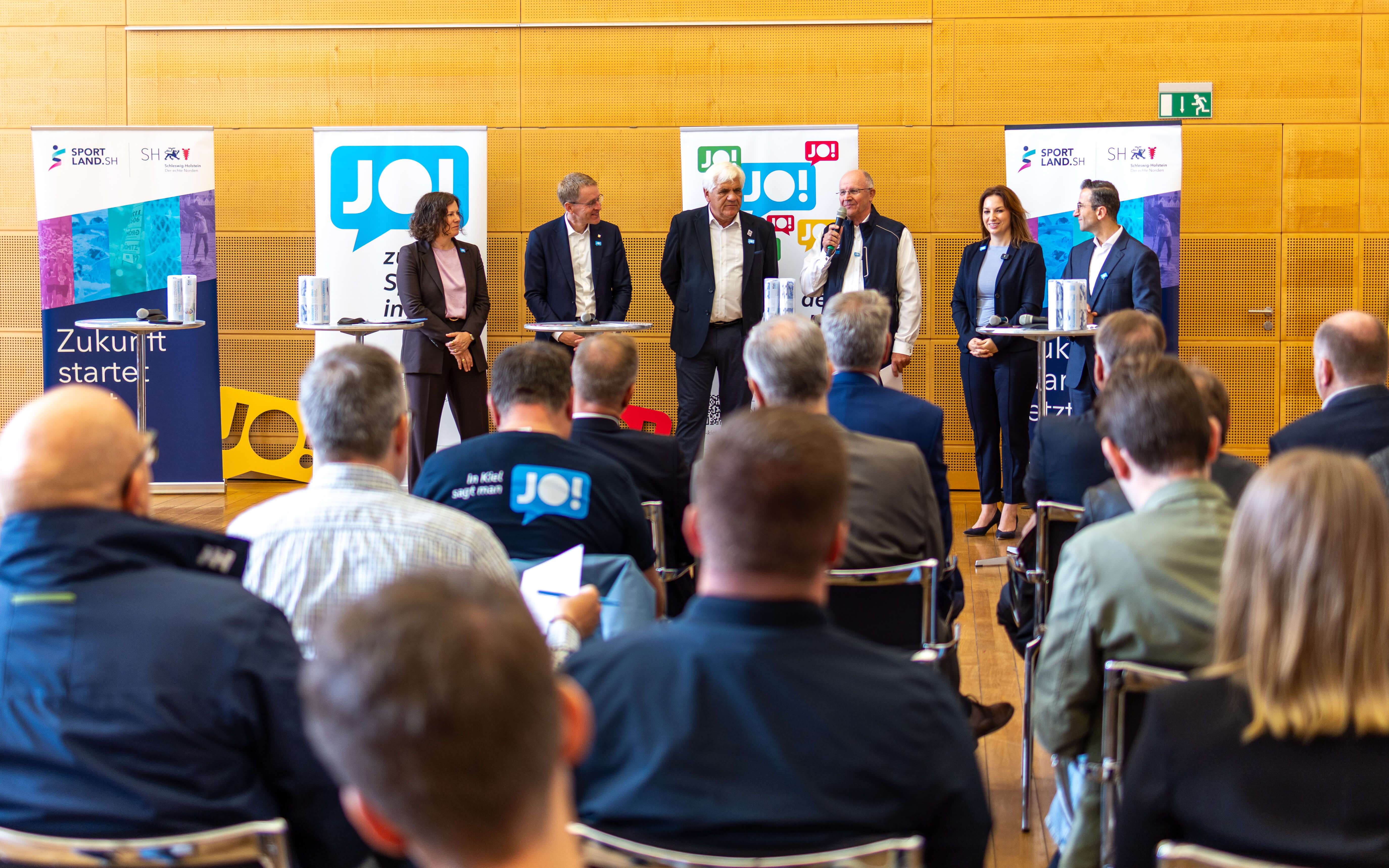 Redebeitrag des Vorsitzenden des SVNRW bei der Pressekonferenz der Landesregierung Schleswig Holsteins zu Ja zum olympischen Segelstandort Kile-Schilksee. (Foto: Jonas Makoschey).