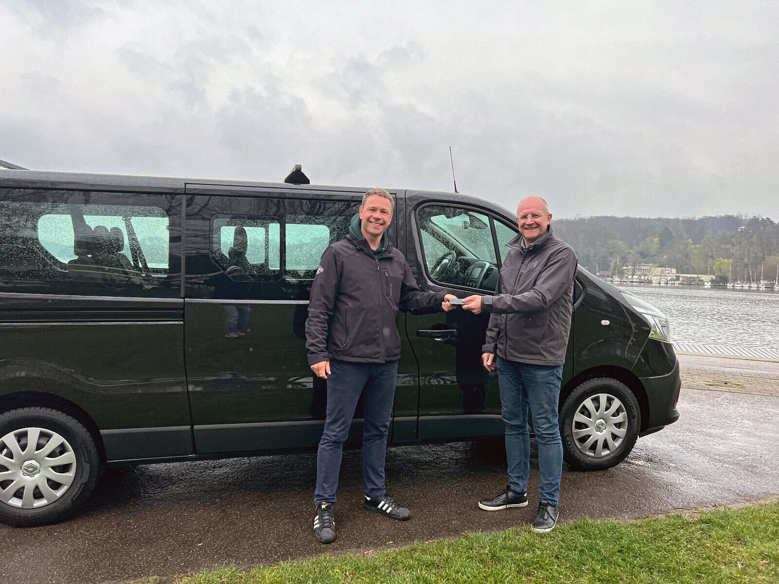 SVNRW Vorsitzender Christoph Zander übergibt den neuen HNV-Bus an den Landestrainer Stefan de Vries.