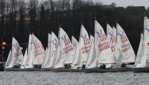 30 Teams starten bei der Auftaktregatta am Baldeneysee in der 420er Klasse.