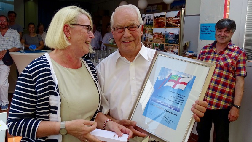 Karlheinz Lange von Vorwärts Gronau mit goldener SVNRW-Ehrennadel geehrt
