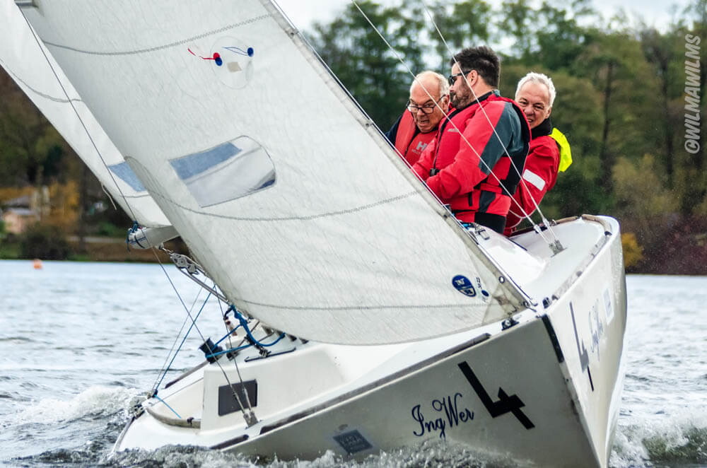 Meister der Landesmeister NRW 2018: Team des Vorjahressieger Jürgen Reichardt und Felix Schwill mit dem J22-Landesmeister Reiner Brockerhoff. Meister der Landesmeister NRW 2018: Team des Vorjahressieger Jürgen Reichardt und Felix Schwill mit dem J22-Landesmeister Reiner Brockerhoff.