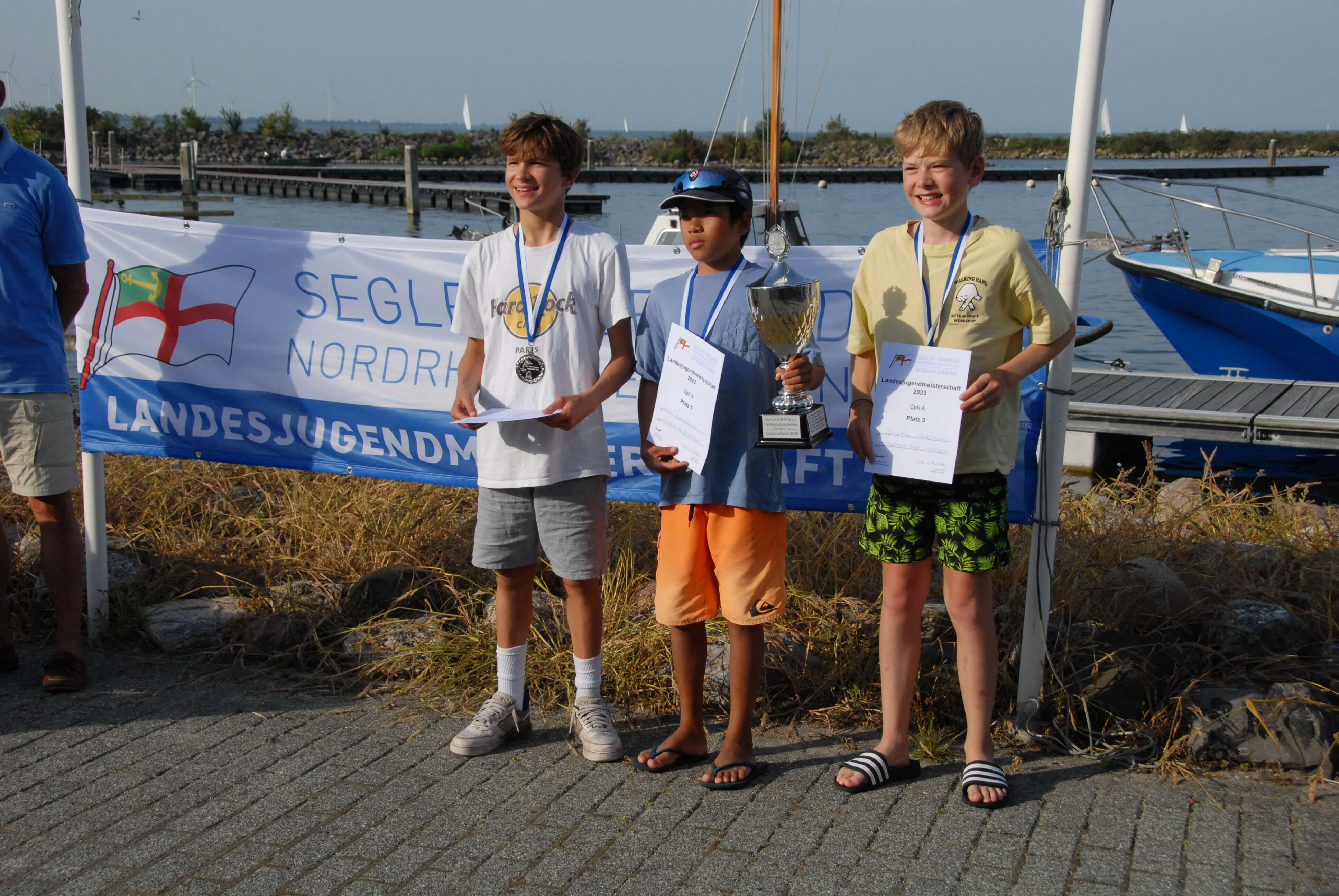 Landesmeisterschaft NRW Opti-A: 1. Gota Kawashima, DYC 2. Christian Müssig, DYC 3. Jonathan Westerheider, SKBUe/DYC.