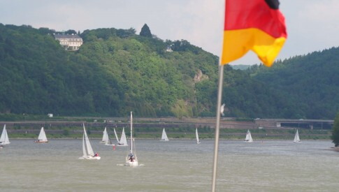 Segeln vor imposanter Kulisse.