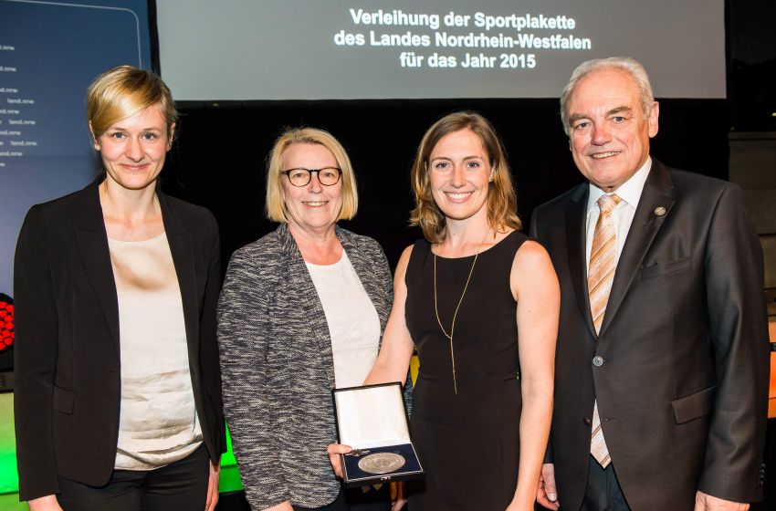 Moana Delle von Ministerin Christina Kampmann mit Sportplakette des Landes NRW geehrt.
